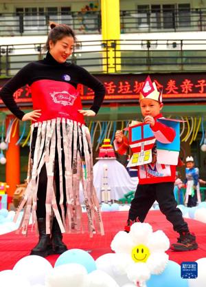 四川泸州：幼儿园举办亲子环保创意时装秀