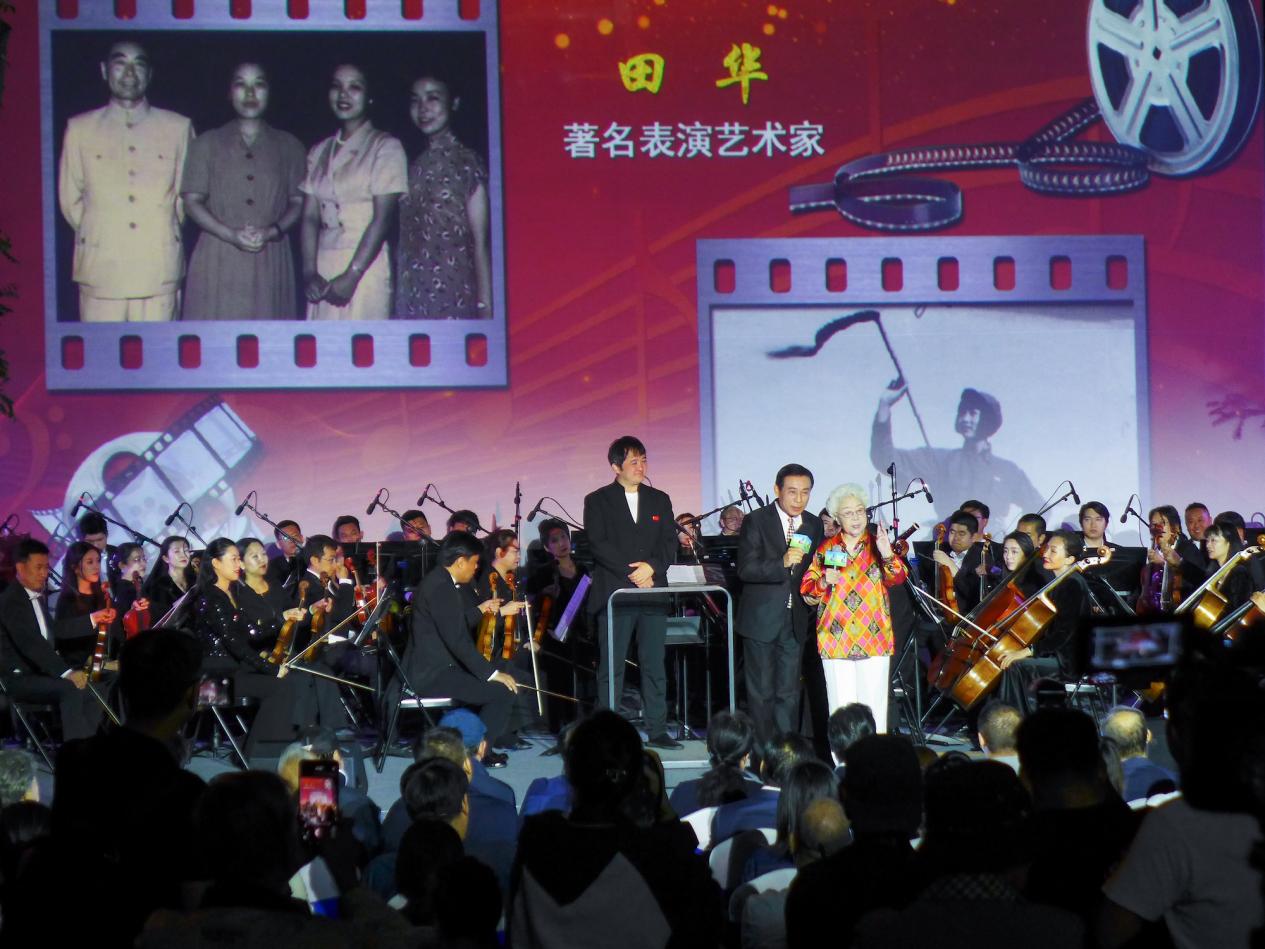 图为著名表演艺术家田华在活动现场与观众分享经典电影片段.jpg