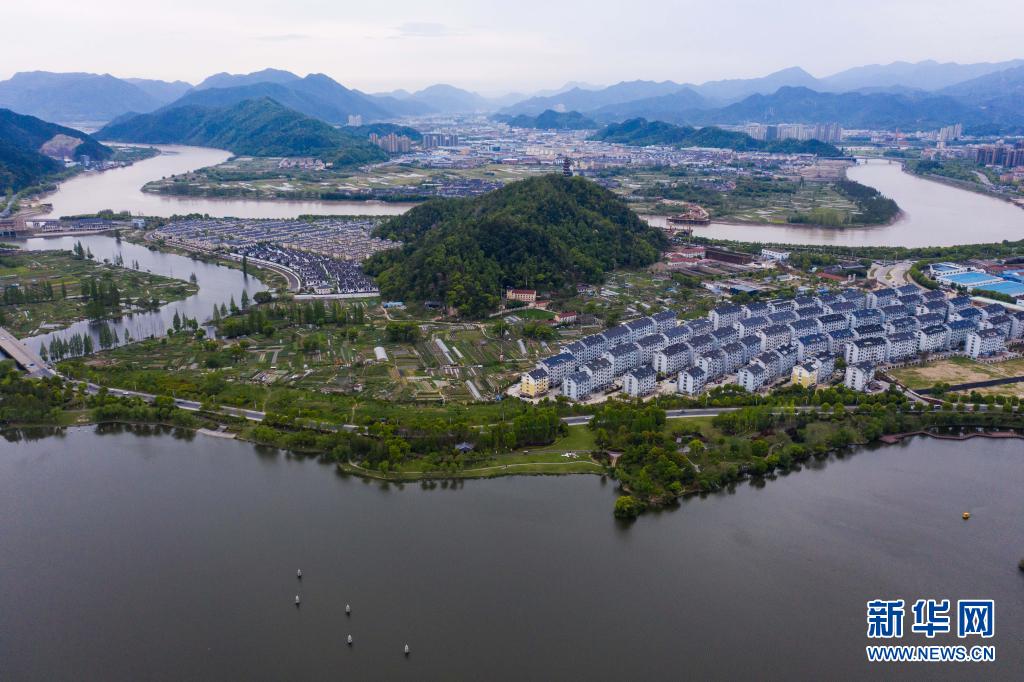 空中俯瞰台州临海的灵湖景区（4月7日摄，无人机照片）。新华社记者 徐昱 摄