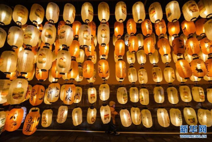 4月7日，游客在临海的台州府城文化旅游区内体验紫阳街的夜游项目，紫阳街是中国历史文化名街。新华社记者 徐昱 摄